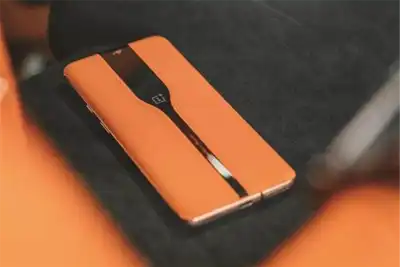 Concept phone embraces luxury leather details