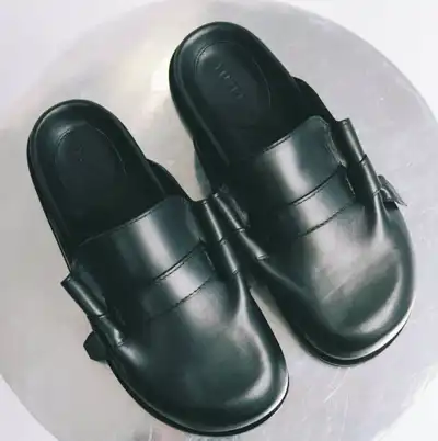 Yuzefi slides into footwear