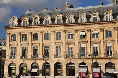 Property deal raises more than €800m for Kering